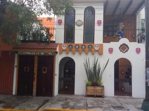 a house with four doors and a courtyard at Casa Mexicana Patio in Mexico City