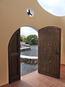 ラハレスにあるCasa Brujas Lajaresの庭付きのパティオにつながるドア