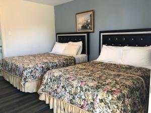 a hotel room with two beds in a room at E-Lodge Near the Falls in Niagara Falls