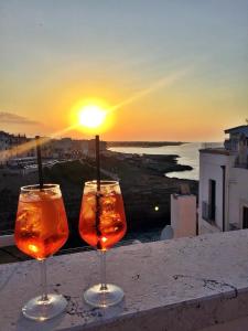 ポリニャーノ・ア・マーレにあるPorto 9の夕日を眺めながらのワイングラス2杯