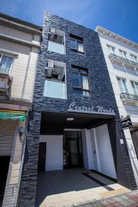 宜蘭市的住宿－山啄木青年旅館，一座黑色砖砌建筑,设有中央车间入口