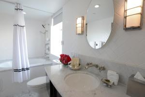 a bathroom with a sink and a toilet and a mirror at Hotel Shangri-La in Los Angeles