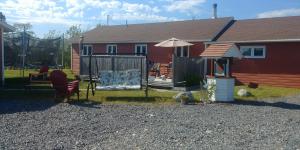 una casa con un patio con una silla y una sombrilla en Paradise Get-away - Terra Nova, en Terra Nova