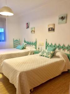 1 dormitorio con 2 camas en verde y blanco en Gaviotas 2 dormitorios Playa Sur, en Peñíscola
