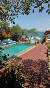 una piscina con vistas al océano en Puri Oka Beach Bungalows, en Candidasa