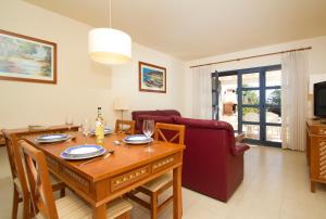 uma sala de estar com uma mesa de jantar e um sofá em Sun Grove Villas & Spa em Playa Blanca