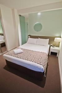 un dormitorio con una cama grande en una habitación en St Falls West 101, en Falls Creek