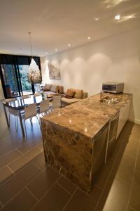 Una cocina y sala de estar con encimera de granito. en St Falls West 101, en Falls Creek