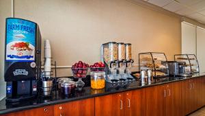 a counter in a room with aasteryasteryasteryasteryasteryasteryasteryasteryastery at Hotel Pentagon in Arlington