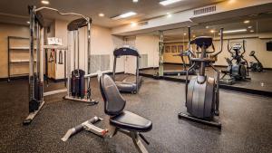 a gym with treadmills and exercise bikes in it at Hotel Pentagon in Arlington