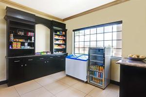 uma cozinha com armários pretos e um frigorífico branco em SureStay Plus Hotel By Best Western San Antonio North 281 N em San Antonio