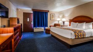 a hotel room with a bed and a television at Hotel Pentagon in Arlington