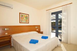sypialnia z łóżkiem, biurkiem i oknem w obiekcie Sun Grove Villas & Spa w mieście Playa Blanca