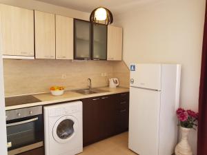 ブルガスにあるFamily Aparthotel Vintegraのキッチン(白い冷蔵庫、食器洗い機付)