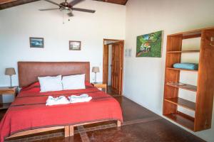 1 dormitorio con 1 cama con 2 toallas en Casa Andalucia en San Juan del Sur