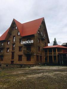 un gran edificio de madera con la palabra crocus en él en Crocus en Dragobrat