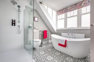 Ένα μπάνιο στο Alton House Sheringham +46 φωτογραφίες