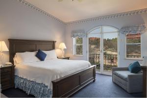 Ένα ή περισσότερα κρεβάτια σε δωμάτιο στο Canyon Villa Bed & Breakfast Inn of Sedona