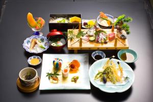 une table recouverte de assiettes de nourriture dans l'établissement Subaruyado Yoshino, à Tokushima