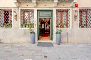 dos grandes jarrones azules delante de una puerta en Hotel Al Duca Di Venezia, en Venecia