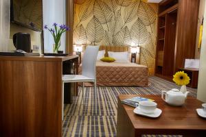a hotel room with a bed and a table at Vozdvizhenskoe Park Hotel in Serpukhov