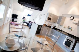 A kitchen or kitchenette at Regent House deluxe 2 bedroom apartment 