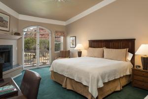 
A bed or beds in a room at Canyon Villa Bed & Breakfast Inn of Sedona
