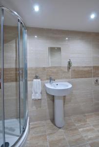 Ванная комната в The Podworks Hotel +21 фотография