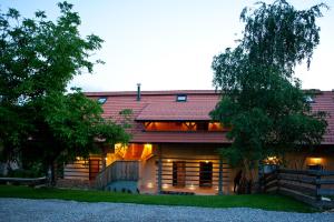 Budova, kde se farma nachází