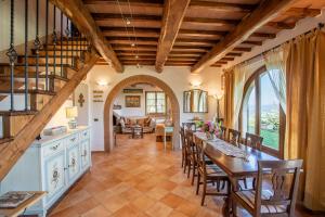 A kitchen or kitchenette at villa Ada Belriguardo