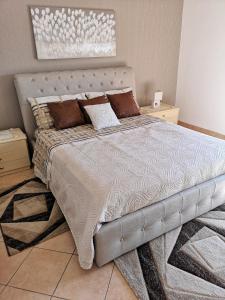 um quarto com uma cama com uma estrutura de cama prateada em Casa Donna Rosaria tra Etna e Taormina em Riposto