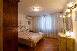 A bed or beds in a room at villa Ada Belriguardo Még 37 kép