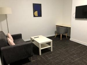 TV a/nebo společenská místnost v ubytování Parkdale Motor Inn