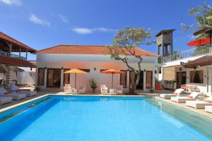 Bazén v ubytování Villa Agung Beach Inn nebo v jeho okolí