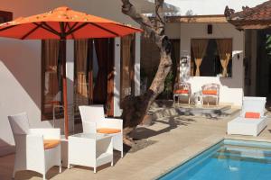 Bazén v ubytování Villa Agung Beach Inn nebo v jeho okolí