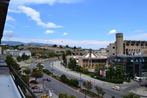 Blick auf eine Stadt mit Straße und Gebäuden in der Unterkunft Lazarus Studio Apartment in Skopje