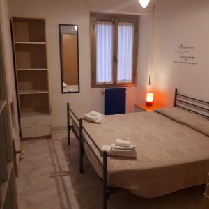 ローマにあるMirandolinaのベッドルーム1室(ベッド1台、タオル2枚付)