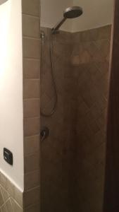 バーリにあるFlores Apartmentのバスルーム(シャワー、シャワーヘッド付)が備わります。