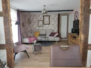 un soggiorno con divano e tavolo di Apartment Rose a Fritzlar