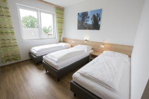 a room with two beds and a window at Hotel Rimo in Ort im Innkreis