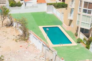 卡爾佩的住宿－Hernando I El Arenal，大楼内游泳池的空中景致