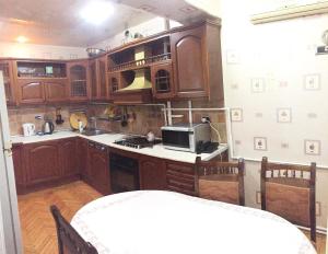 Кухня или мини-кухня в Icheri Sheher Apartment
