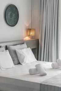 uma cama branca com duas almofadas brancas em Dannas Boutique Apartments em Tsilivi