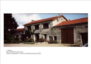 un antico edificio in pietra con tetto rosso di L'Abbesse a Scorbé-Clairvaux