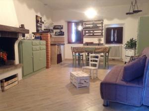 eine Küche und ein Wohnzimmer mit einem Sofa und einem Tisch in der Unterkunft Umbria in Valigia&Vecchia CasSetta in Perugia