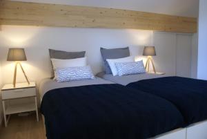 Dos camas una al lado de la otra en un dormitorio. en Weiden, en Morzine