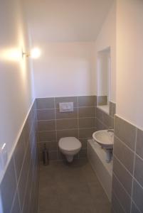 un baño con inodoro y lavabo en Weiden, en Morzine 6 fotos más