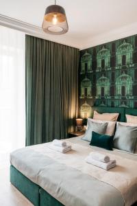 - une chambre avec un grand lit et un mur vert dans l'établissement District17 - LoftAffair Collection, à Cracovie