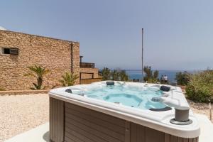 une baignoire jacuzzi assise sur un patio dans l'établissement Relais Isole del Sud, à Lampedusa