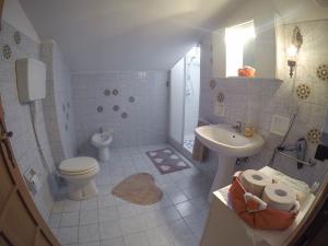 La salle de bains est pourvue de toilettes et d'un lavabo. dans l'établissement B&B A Casa di Sara, à Pescantina